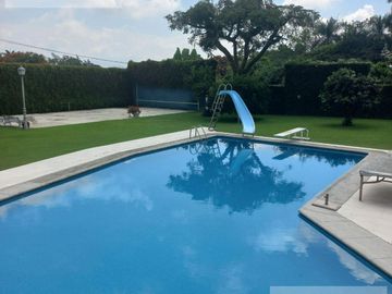 CASA EN VENTA EN CUERNAVACA, EN UN NIVEL EN LA COLONIA MANANTIALES, CON 6 HABITACIONES CADA UNA CON BAÑO
