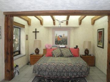 CASA EN VENTA EN CUERNAVACA, EN UN NIVEL EN LA COLONIA MANANTIALES, CON 6 HABITACIONES CADA UNA CON BAÑO