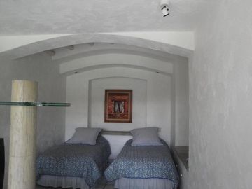 CASA EN VENTA EN CUERNAVACA, EN UN NIVEL EN LA COLONIA MANANTIALES, CON 6 HABITACIONES CADA UNA CON BAÑO