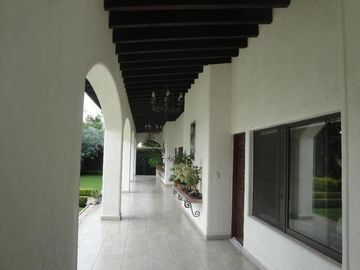 CASA EN VENTA EN CUERNAVACA, EN UN NIVEL EN LA COLONIA MANANTIALES, CON 6 HABITACIONES CADA UNA CON BAÑO