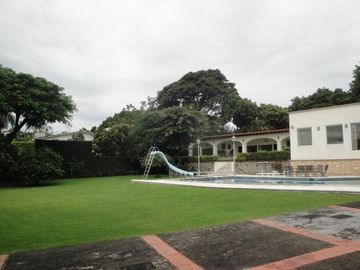 CASA EN VENTA EN CUERNAVACA, EN UN NIVEL EN LA COLONIA MANANTIALES, CON 6 HABITACIONES CADA UNA CON BAÑO