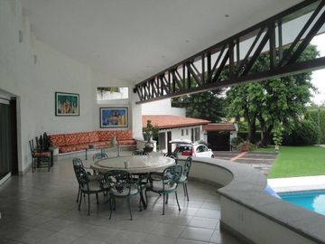 CASA EN VENTA EN CUERNAVACA, EN UN NIVEL EN LA COLONIA MANANTIALES, CON 6 HABITACIONES CADA UNA CON BAÑO