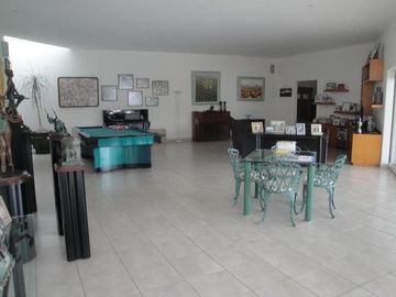 CASA EN VENTA EN CUERNAVACA, EN UN NIVEL EN LA COLONIA MANANTIALES, CON 6 HABITACIONES CADA UNA CON BAÑO