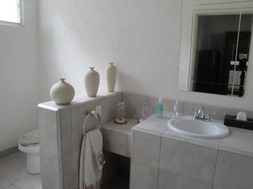 CASA EN VENTA EN CUERNAVACA, EN UN NIVEL EN LA COLONIA MANANTIALES, CON 6 HABITACIONES CADA UNA CON BAÑO