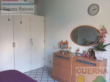 CASA EN VENTA ATRAS DE SUMIYA, ¡OPORTUNIDAD!, CON 3 HABITACIONES EN PLANTA BAJA, CANCHAS DE TENIS, ALBERCA Y VIGILANCIA