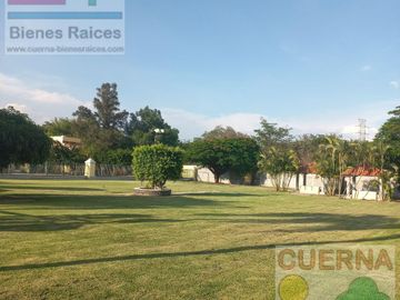 CASA EN VENTA ATRAS DE SUMIYA, ¡OPORTUNIDAD!, CON 3 HABITACIONES EN PLANTA BAJA, CANCHAS DE TENIS, ALBERCA Y VIGILANCIA