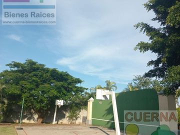 CASA EN VENTA ATRAS DE SUMIYA, ¡OPORTUNIDAD!, CON 3 HABITACIONES EN PLANTA BAJA, CANCHAS DE TENIS, ALBERCA Y VIGILANCIA
