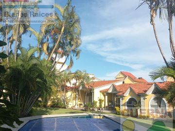 CASA EN VENTA ATRAS DE SUMIYA, ¡OPORTUNIDAD!, CON 3 HABITACIONES EN PLANTA BAJA, CANCHAS DE TENIS, ALBERCA Y VIGILANCIA