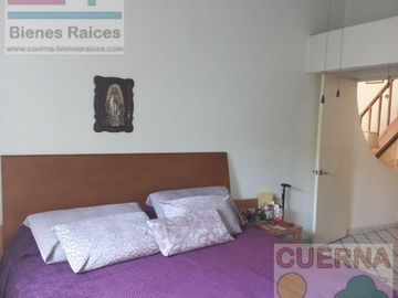 CASA EN VENTA ATRAS DE SUMIYA, ¡OPORTUNIDAD!, CON 3 HABITACIONES EN PLANTA BAJA, CANCHAS DE TENIS, ALBERCA Y VIGILANCIA