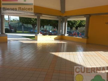 CASA EN VENTA ATRAS DE SUMIYA, ¡OPORTUNIDAD!, CON 3 HABITACIONES EN PLANTA BAJA, CANCHAS DE TENIS, ALBERCA Y VIGILANCIA