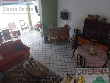 CASA EN VENTA ATRAS DE SUMIYA, ¡OPORTUNIDAD!, CON 3 HABITACIONES EN PLANTA BAJA, CANCHAS DE TENIS, ALBERCA Y VIGILANCIA