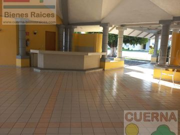CASA EN VENTA ATRAS DE SUMIYA, ¡OPORTUNIDAD!, CON 3 HABITACIONES EN PLANTA BAJA, CANCHAS DE TENIS, ALBERCA Y VIGILANCIA