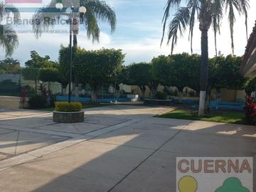 CASA EN VENTA ATRAS DE SUMIYA, ¡OPORTUNIDAD!, CON 3 HABITACIONES EN PLANTA BAJA, CANCHAS DE TENIS, ALBERCA Y VIGILANCIA