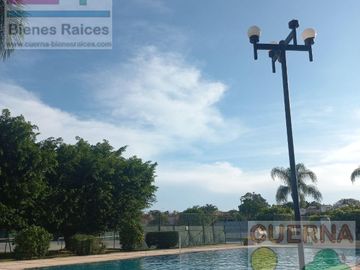 CASA EN VENTA ATRAS DE SUMIYA, ¡OPORTUNIDAD!, CON 3 HABITACIONES EN PLANTA BAJA, CANCHAS DE TENIS, ALBERCA Y VIGILANCIA