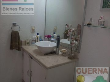 CASA EN VENTA ATRAS DE SUMIYA, ¡OPORTUNIDAD!, CON 3 HABITACIONES EN PLANTA BAJA, CANCHAS DE TENIS, ALBERCA Y VIGILANCIA