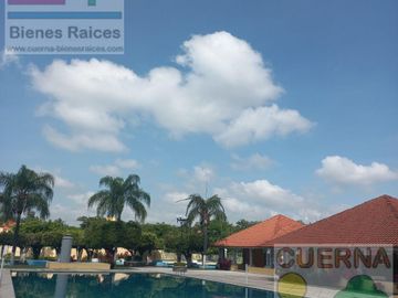 CASA EN VENTA ATRAS DE SUMIYA, ¡OPORTUNIDAD!, CON 3 HABITACIONES EN PLANTA BAJA, CANCHAS DE TENIS, ALBERCA Y VIGILANCIA