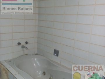 CASA EN VENTA ATRAS DE SUMIYA, ¡OPORTUNIDAD!, CON 3 HABITACIONES EN PLANTA BAJA, CANCHAS DE TENIS, ALBERCA Y VIGILANCIA