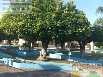 CASA EN VENTA ATRAS DE SUMIYA, ¡OPORTUNIDAD!, CON 3 HABITACIONES EN PLANTA BAJA, CANCHAS DE TENIS, ALBERCA Y VIGILANCIA