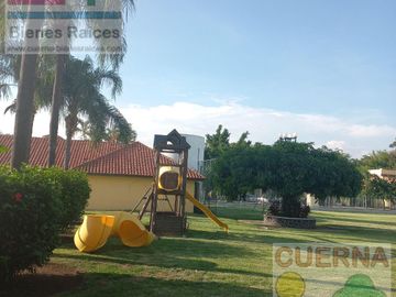 CASA EN VENTA ATRAS DE SUMIYA, ¡OPORTUNIDAD!, CON 3 HABITACIONES EN PLANTA BAJA, CANCHAS DE TENIS, ALBERCA Y VIGILANCIA