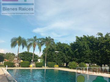 CASA EN VENTA ATRAS DE SUMIYA, ¡OPORTUNIDAD!, CON 3 HABITACIONES EN PLANTA BAJA, CANCHAS DE TENIS, ALBERCA Y VIGILANCIA