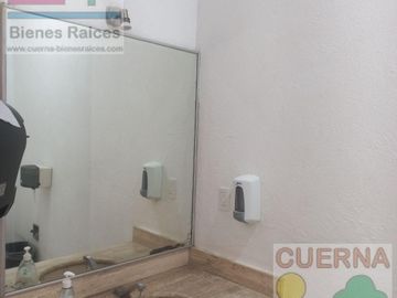 CASA EN VENTA ATRAS DE SUMIYA, ¡OPORTUNIDAD!, CON 3 HABITACIONES EN PLANTA BAJA, CANCHAS DE TENIS, ALBERCA Y VIGILANCIA