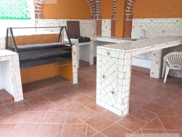 CASA EN VENTA EN BURGOS BUGAMBILIA CON ALBERCA CLIMATIZADA, HABITACIÓN EN PLANTA BAJA