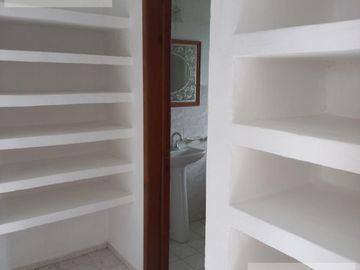 CASA EN VENTA EN BURGOS BUGAMBILIA CON ALBERCA CLIMATIZADA, HABITACIÓN EN PLANTA BAJA