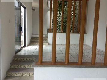 CASA EN VENTA EN BURGOS BUGAMBILIA CON ALBERCA CLIMATIZADA, HABITACIÓN EN PLANTA BAJA