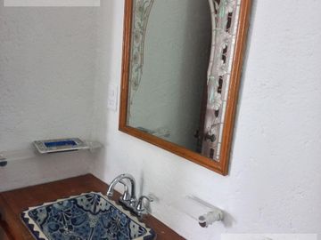 CASA EN VENTA EN BURGOS BUGAMBILIA CON ALBERCA CLIMATIZADA, HABITACIÓN EN PLANTA BAJA