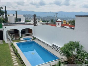 CASA EN VENTA EN BURGOS BUGAMBILIA CON ALBERCA CLIMATIZADA, HABITACIÓN EN PLANTA BAJA