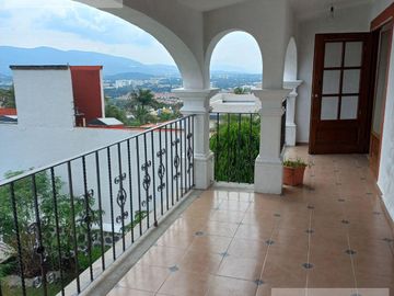 CASA EN VENTA EN BURGOS BUGAMBILIA CON ALBERCA CLIMATIZADA, HABITACIÓN EN PLANTA BAJA