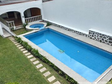 CASA EN VENTA EN BURGOS BUGAMBILIA CON ALBERCA CLIMATIZADA, HABITACIÓN EN PLANTA BAJA