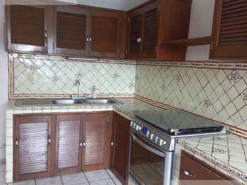 CASA EN VENTA EN BURGOS BUGAMBILIA CON ALBERCA CLIMATIZADA, HABITACIÓN EN PLANTA BAJA