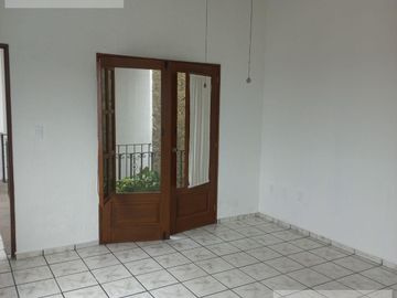 CASA EN VENTA EN BURGOS BUGAMBILIA CON ALBERCA CLIMATIZADA, HABITACIÓN EN PLANTA BAJA