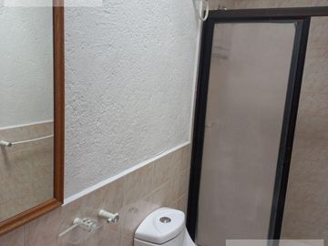 CASA EN VENTA EN BURGOS BUGAMBILIA CON ALBERCA CLIMATIZADA, HABITACIÓN EN PLANTA BAJA