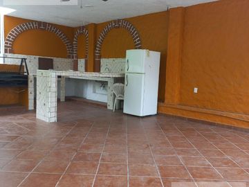CASA EN VENTA EN BURGOS BUGAMBILIA CON ALBERCA CLIMATIZADA, HABITACIÓN EN PLANTA BAJA