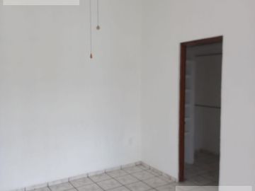 CASA EN VENTA EN BURGOS BUGAMBILIA CON ALBERCA CLIMATIZADA, HABITACIÓN EN PLANTA BAJA