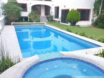 CASA EN VENTA EN BURGOS BUGAMBILIA CON ALBERCA CLIMATIZADA, HABITACIÓN EN PLANTA BAJA