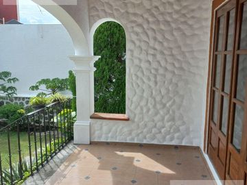 CASA EN VENTA EN BURGOS BUGAMBILIA CON ALBERCA CLIMATIZADA, HABITACIÓN EN PLANTA BAJA
