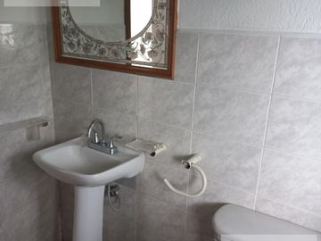 CASA EN VENTA EN BURGOS BUGAMBILIA CON ALBERCA CLIMATIZADA, HABITACIÓN EN PLANTA BAJA