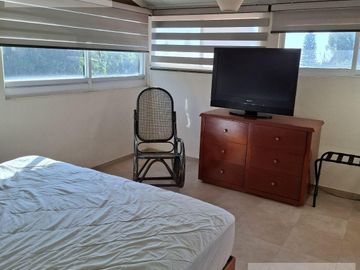 CASA EN VENTA EN CUERNAVACA, CON 8 HABITACIONES, ALBERCA CLIMATIZADA Y JARDÍN