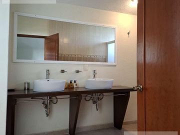 CASA EN VENTA EN CUERNAVACA, CON 8 HABITACIONES, ALBERCA CLIMATIZADA Y JARDÍN