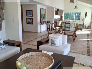 CASA EN VENTA EN CUERNAVACA, CON 8 HABITACIONES, ALBERCA CLIMATIZADA Y JARDÍN