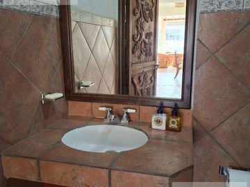 CASA EN VENTA EN CUERNAVACA, CON 8 HABITACIONES, ALBERCA CLIMATIZADA Y JARDÍN
