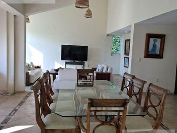 CASA EN VENTA EN CUERNAVACA, CON 8 HABITACIONES, ALBERCA CLIMATIZADA Y JARDÍN