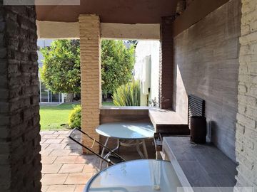 CASA EN VENTA EN CUERNAVACA, CON 8 HABITACIONES, ALBERCA CLIMATIZADA Y JARDÍN