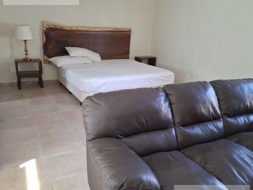 CASA EN VENTA EN CUERNAVACA, CON 8 HABITACIONES, ALBERCA CLIMATIZADA Y JARDÍN