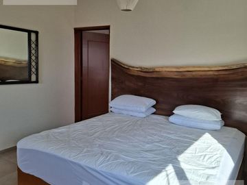 CASA EN VENTA EN CUERNAVACA, CON 8 HABITACIONES, ALBERCA CLIMATIZADA Y JARDÍN