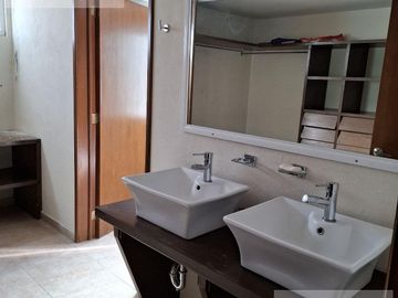 CASA EN VENTA EN CUERNAVACA, CON 8 HABITACIONES, ALBERCA CLIMATIZADA Y JARDÍN