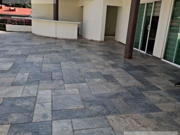 CASA EN VENTA EN CUERNAVACA, CON 8 HABITACIONES, ALBERCA CLIMATIZADA Y JARDÍN